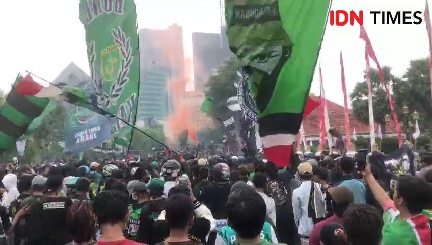 Geram dengan Sepak Bola Nasional, Bonek Turun ke Jalan