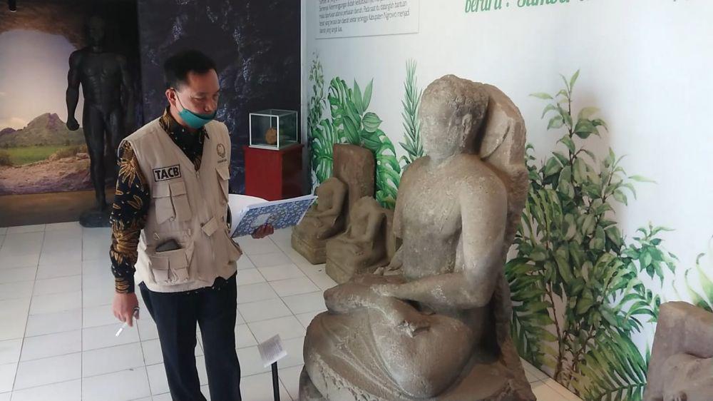 Tim Ahli Cagar Budaya Tulungagung mendata koleksi museum daerah setempat. IDN Times/ Bramanta Pamungkas
