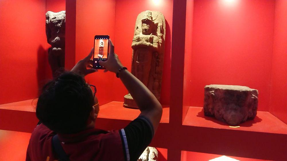 Tim Ahli Cagar Budaya Tulungagung mendata koleksi museum daerah setempat. IDN Times/ Bramanta Pamungkas