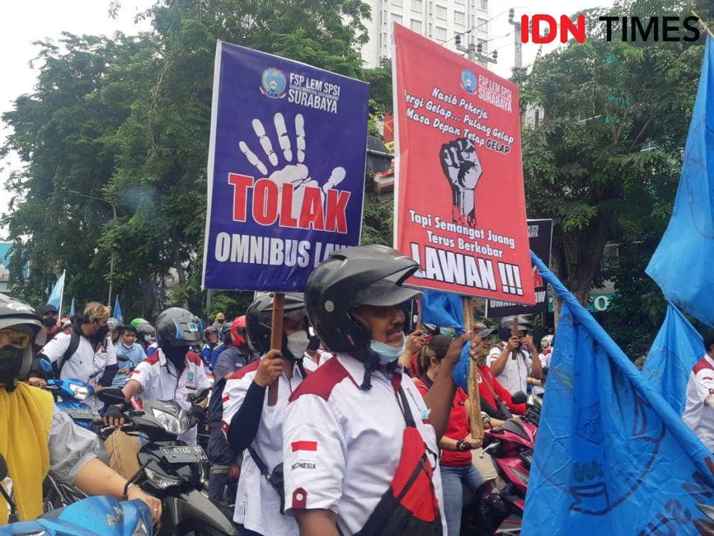 Aksi demo buruh tolak upah murah di Surabaya. IDN Times/ Ardiansyah Fajar.