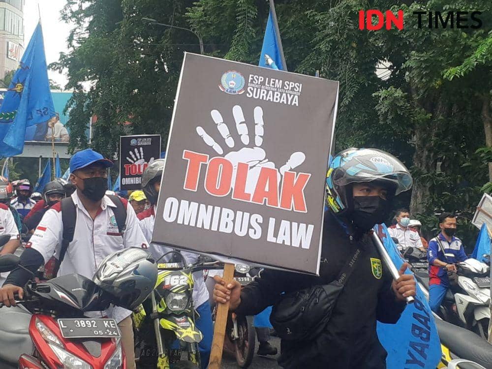 Buruh Demo di Depan Grahadi, Minta Upah Tak Dihitung Berdasarkan PP 36