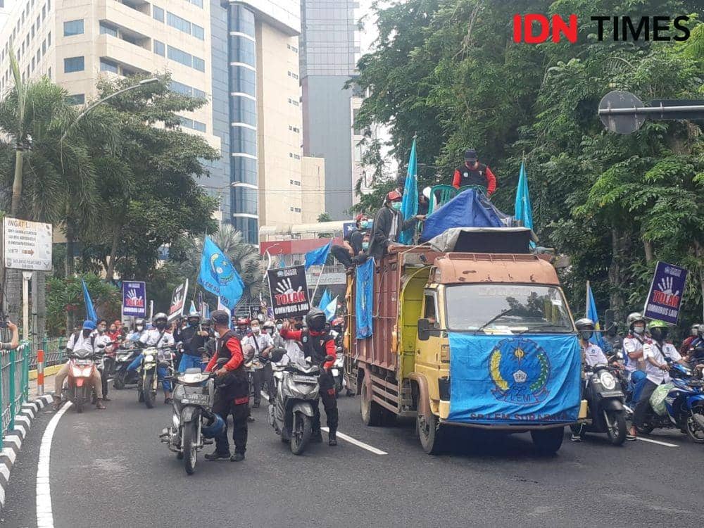Aksi demo buruh tolak upah murah di Surabaya. IDN Times/ Ardiansyah Fajar.
