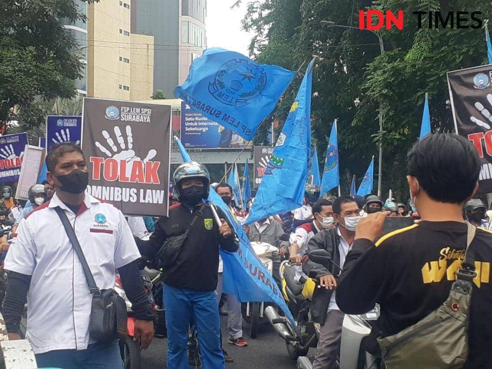 Aksi demo buruh tolak upah murah di Surabaya. IDN Times/ Ardiansyah Fajar.