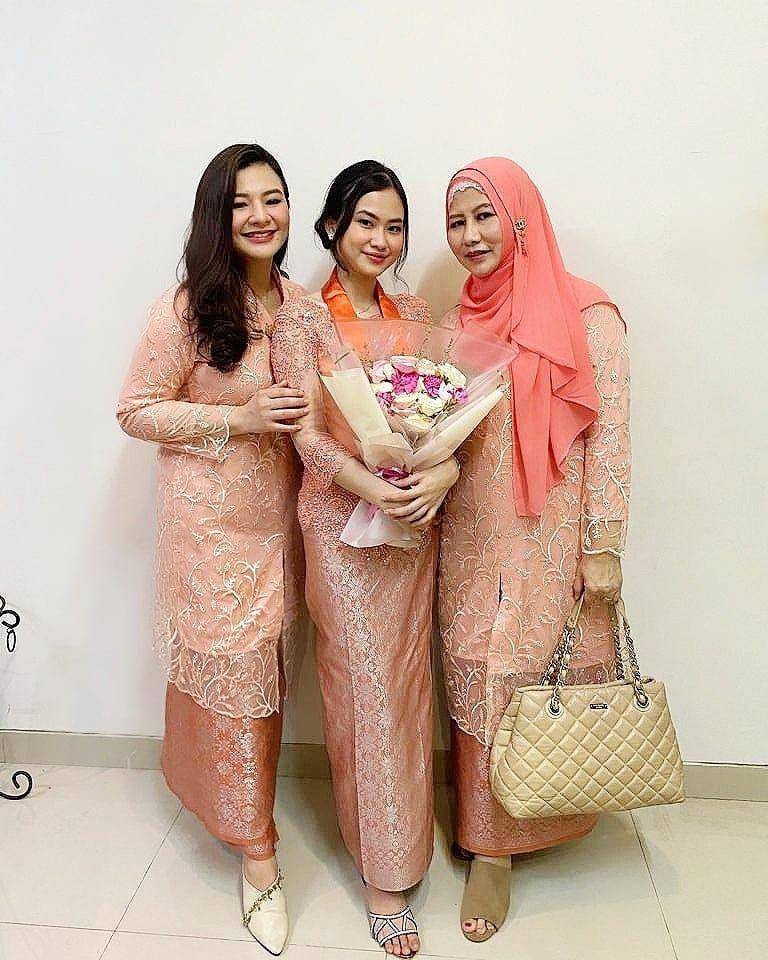 Eriska Rein di momen wisuda sang adik (instagram.com/eriskarein)