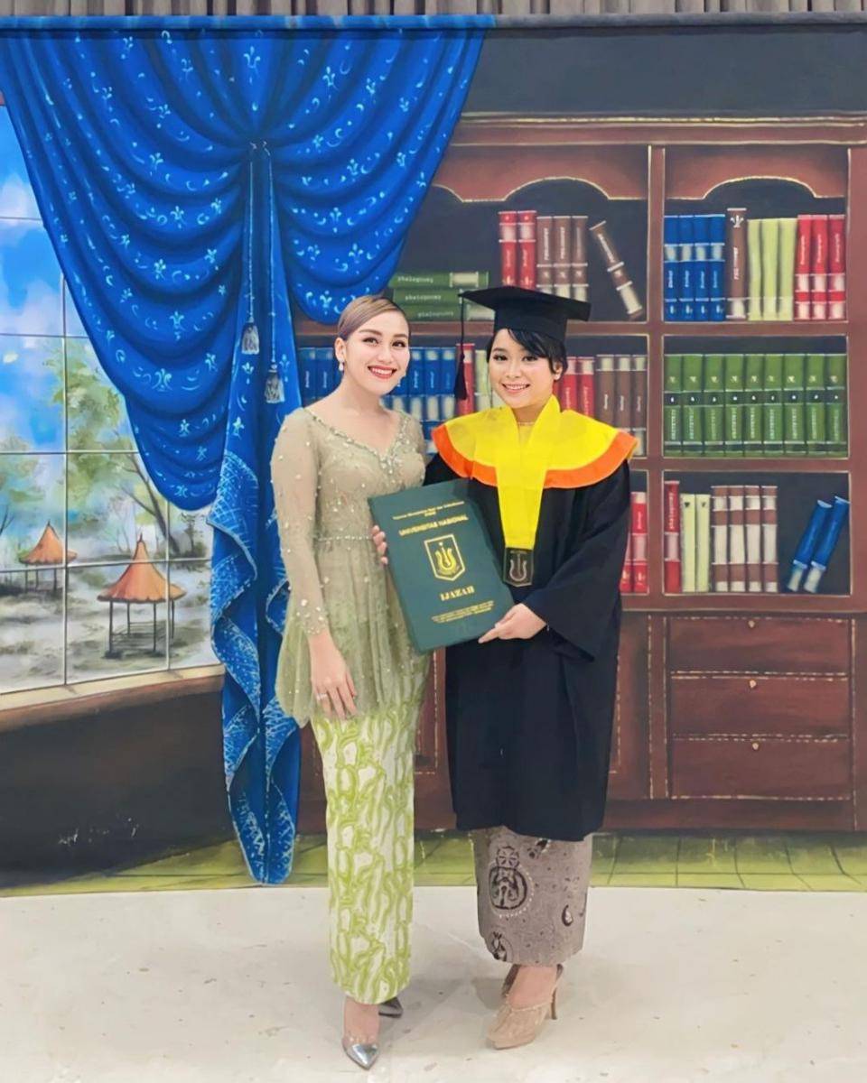 Ayu Ting Ting di momen wisuda sang adik (instagram.com/ayutingting92)