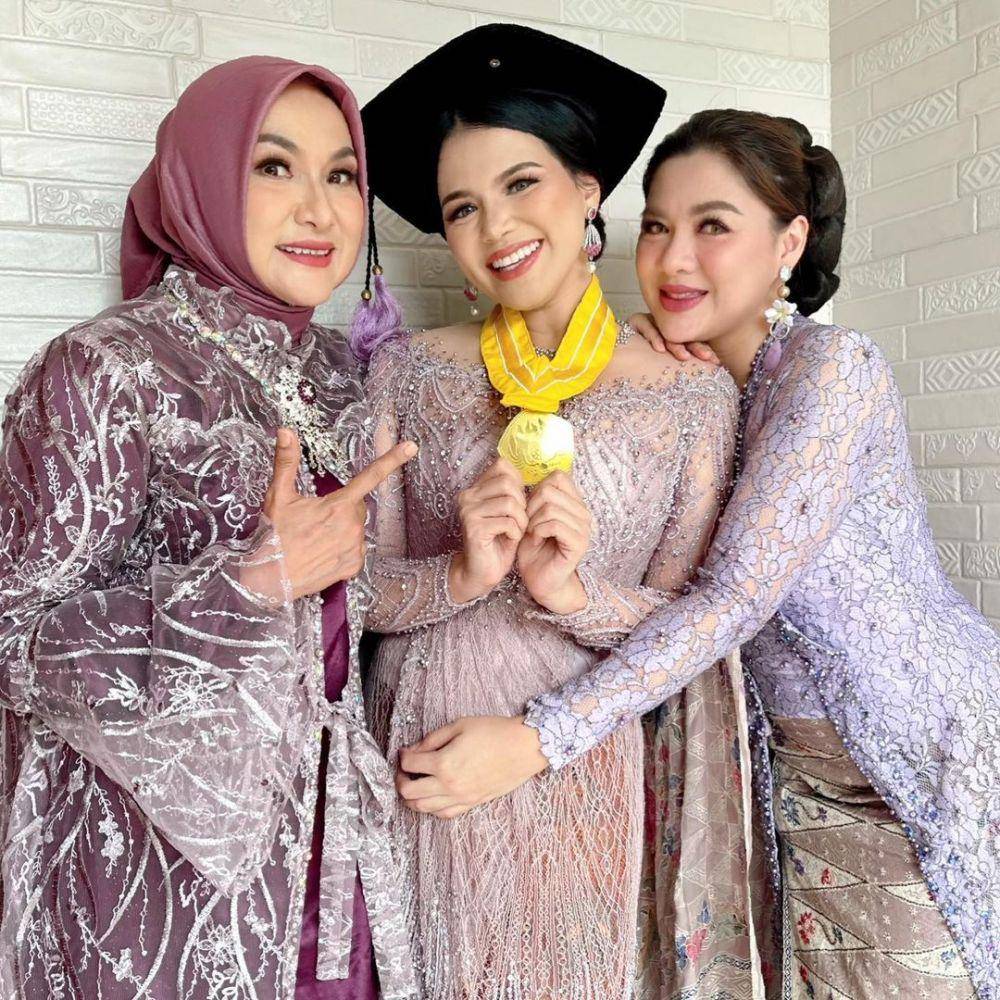 Vicky Shu di momen wisuda Kalia Labitta (instagram.com/vickyshu)