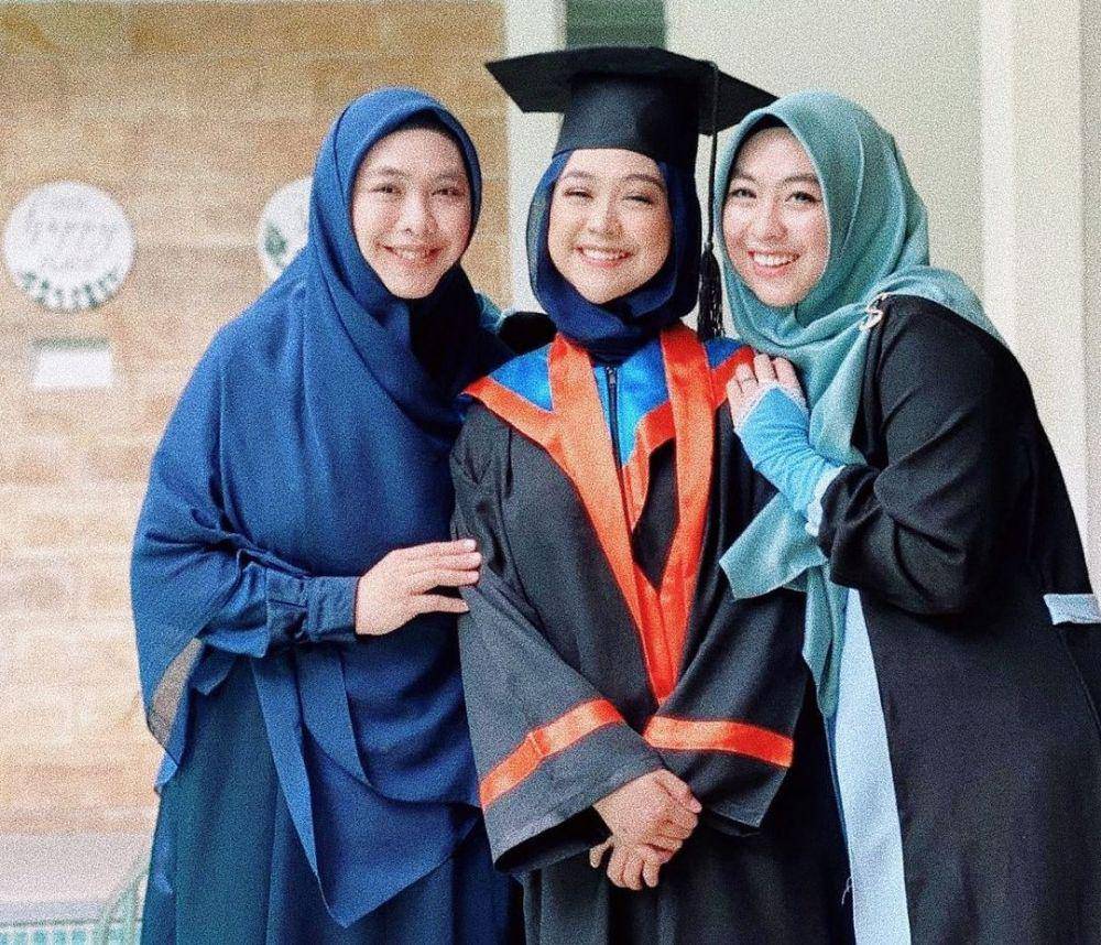 Oki Setiana Dewi dan dokter Shindy di momen wisuda Ria Ricis (instagram.com/riaricis1795)