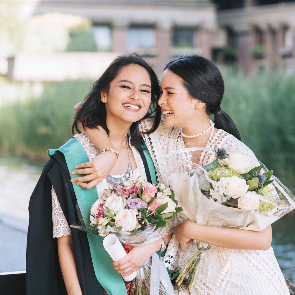 Maudy Ayunda di momen wisuda sang adik (instagram.com/maudyayunda)
