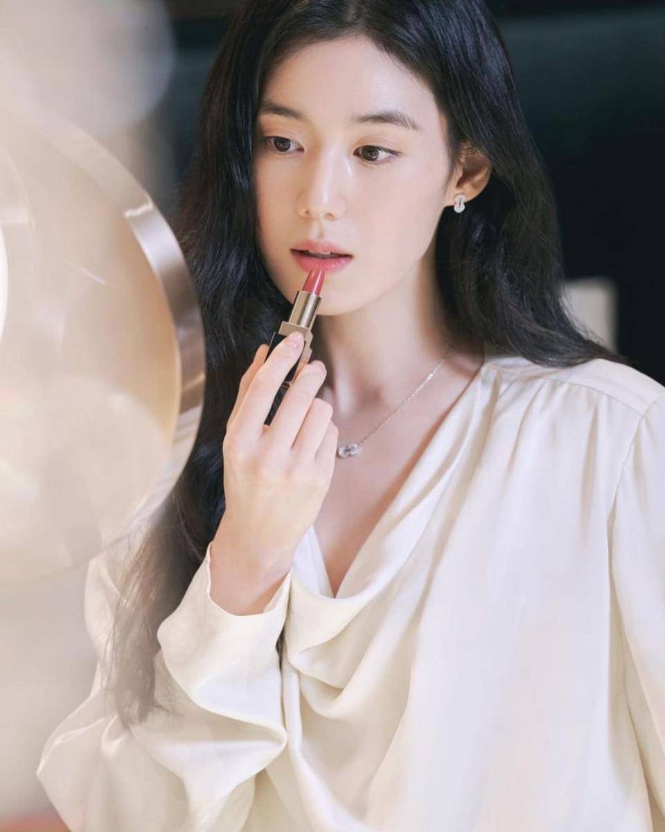 Jung Eun Chae (instagram.com/jungeunchae_)