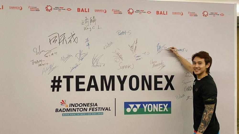 Yang Po Han mendatangani papan sebagai partisipasinya dalam IBF 2021. (instagram.com/yang_po_han940313)