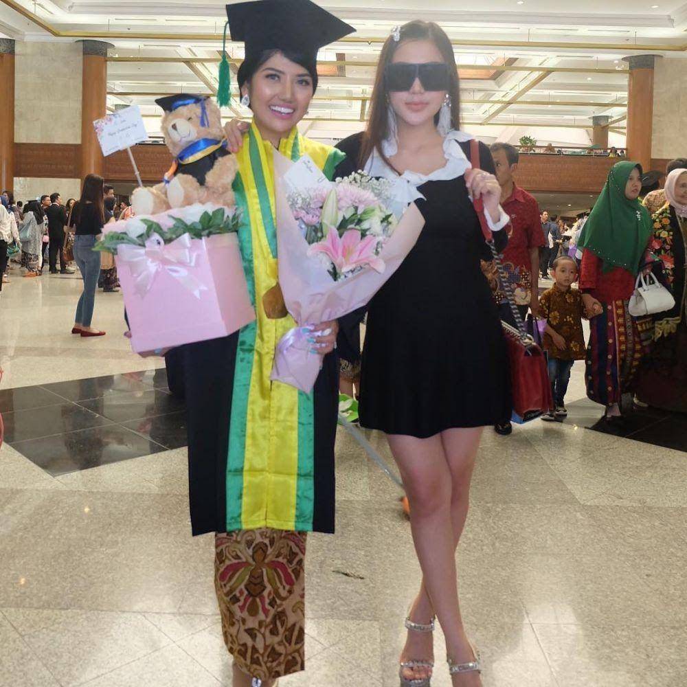 Bella Shofie di momen wisuda sang adik (instagram.com/ichacalista)