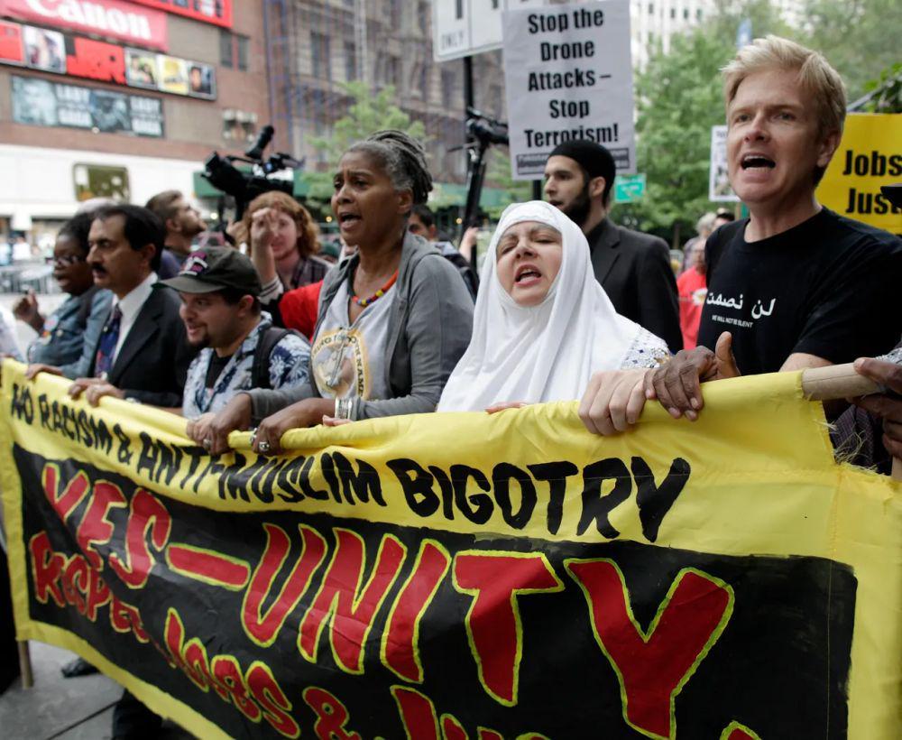 Para pengunjuk rasa berbaris dalam Rally Against War, Rasism and Islamophobia untuk menandai peringatan 10 tahun serangan 9/11 di World Trade Center, di New York City. (huffpost.com/Chip East/Reuters)
