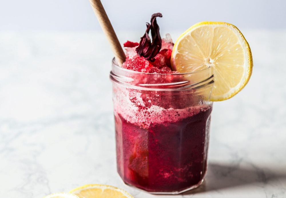 ilustrasi strawberry lemongrass spritz (unsplash.com/Alex Lvrs)