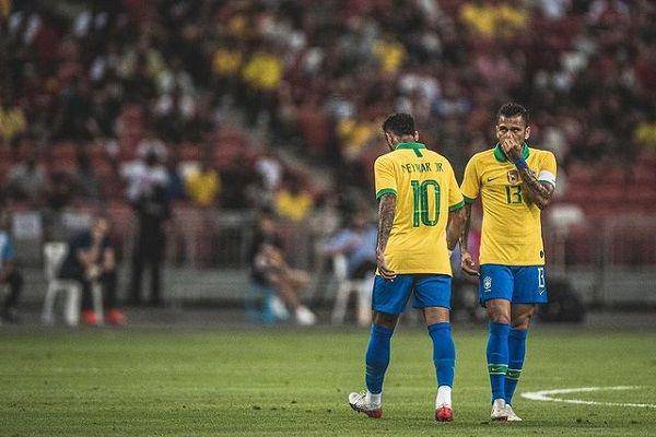 Sikap Neymar bersama rekannya di timnas Brasil usai melakoni salah satu pertandingan internasional. (Instagram.com/neymarjr)