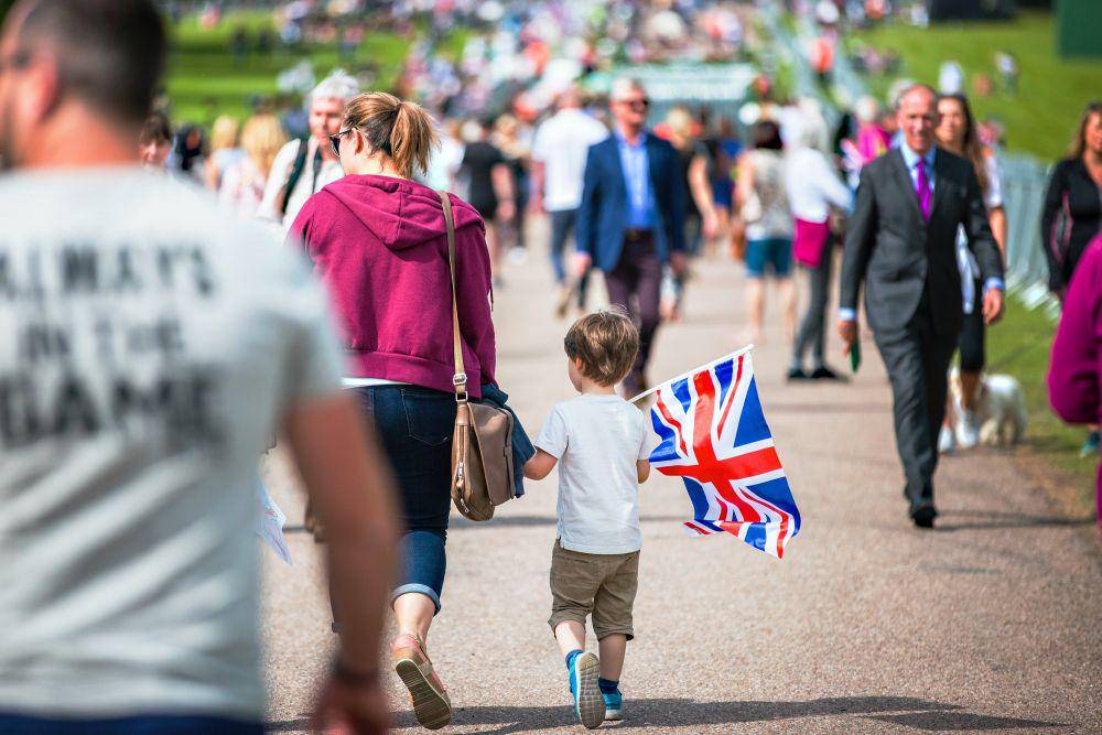 Anak kecil membawa bendera Inggris Raya. (unsplash.com/King's Church International)