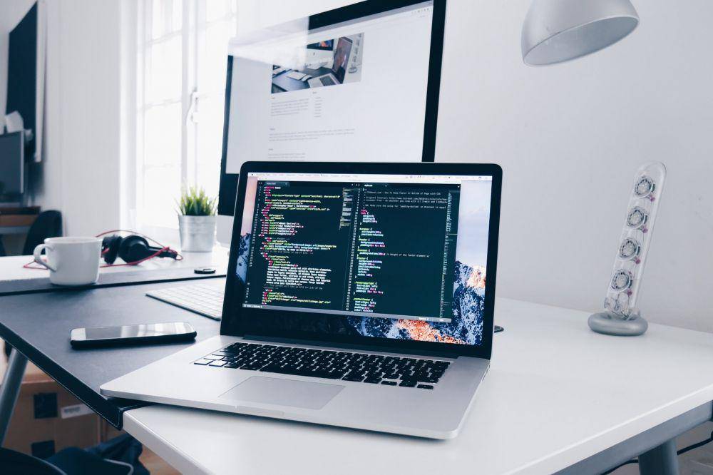 ilustrasi laptop sebagai peralatan kantor (unsplash.com/cgower)