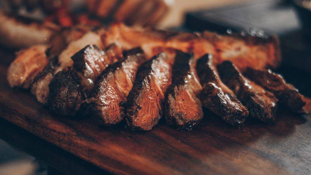 ilustrasi hidangan daging dan emisi gas rumah kaca (unsplash.com/Emerson Vieira)