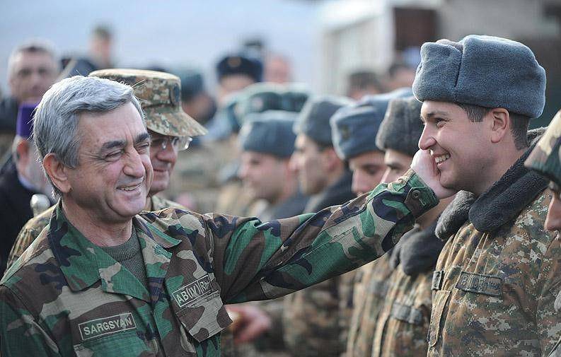Mantan Presiden Armenia, Serzh Sargsyan saat berkunjung ke pangkalan militer. (twitter.com/Armbreakingnews)