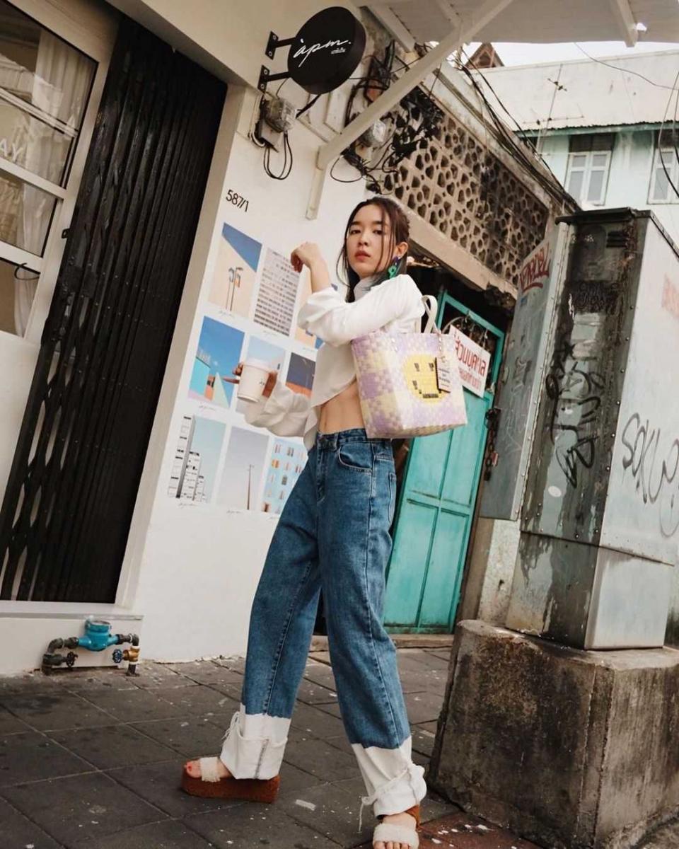 Celana jeans ala Mo Monchanok (instagram.com/momonchanok)
