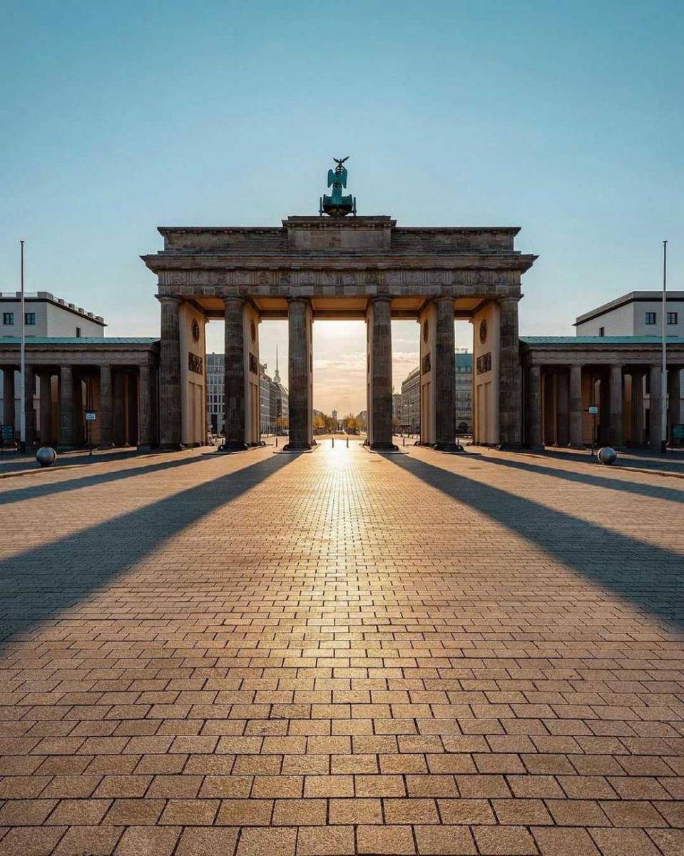 Brandenburg Gate (instagram.com/symmetryhunters)
