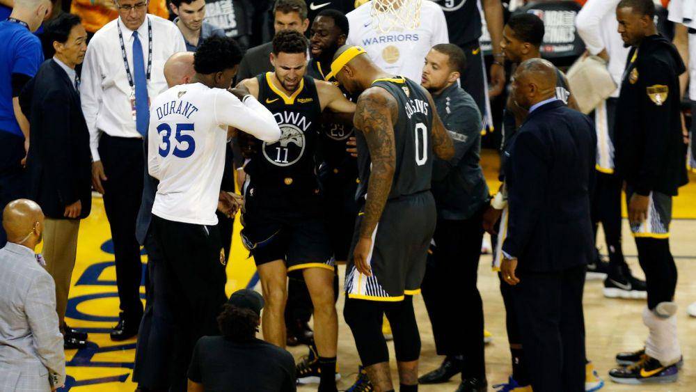 Klay Thompson mengalami cedera pada NBA Finals game 6 melawan Toronto Raptors. (skysports.com)