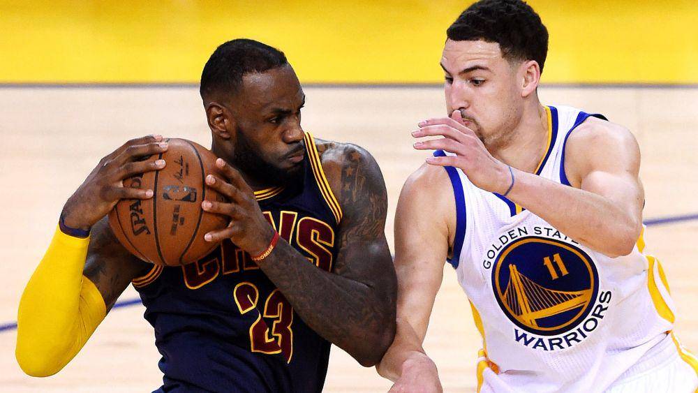 Klay Thompson tengah menjaga LeBron James di NBA. (sportsmanor.com)
