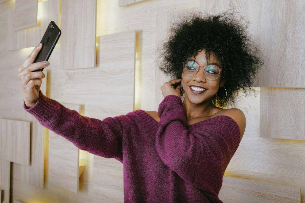 ilustrasi perempuan sedang ber-selfie (pexels.com/Anna Shvets)