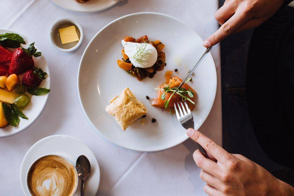 ilustrasi makan sebelum minum kopi (pexels.com/Rachel Claire)