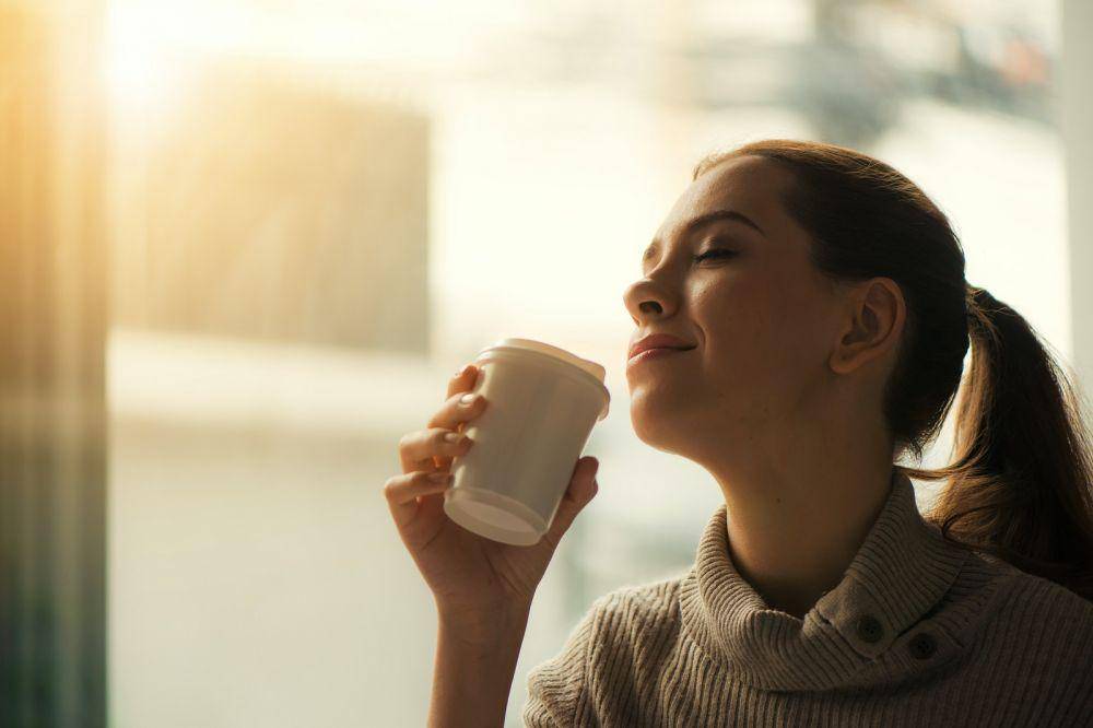 ilustrasi minum kopi (pexels.com/Tirachard Kumtanom)