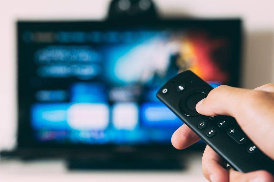 ilustrasi menonton TV (unsplash.com/Glenncarstenspeters)