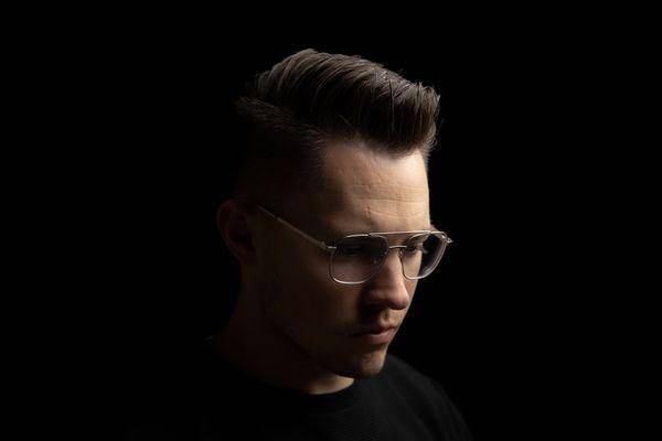 Ilustrasi gaya rambut side part (unsplash/Josh Miller)