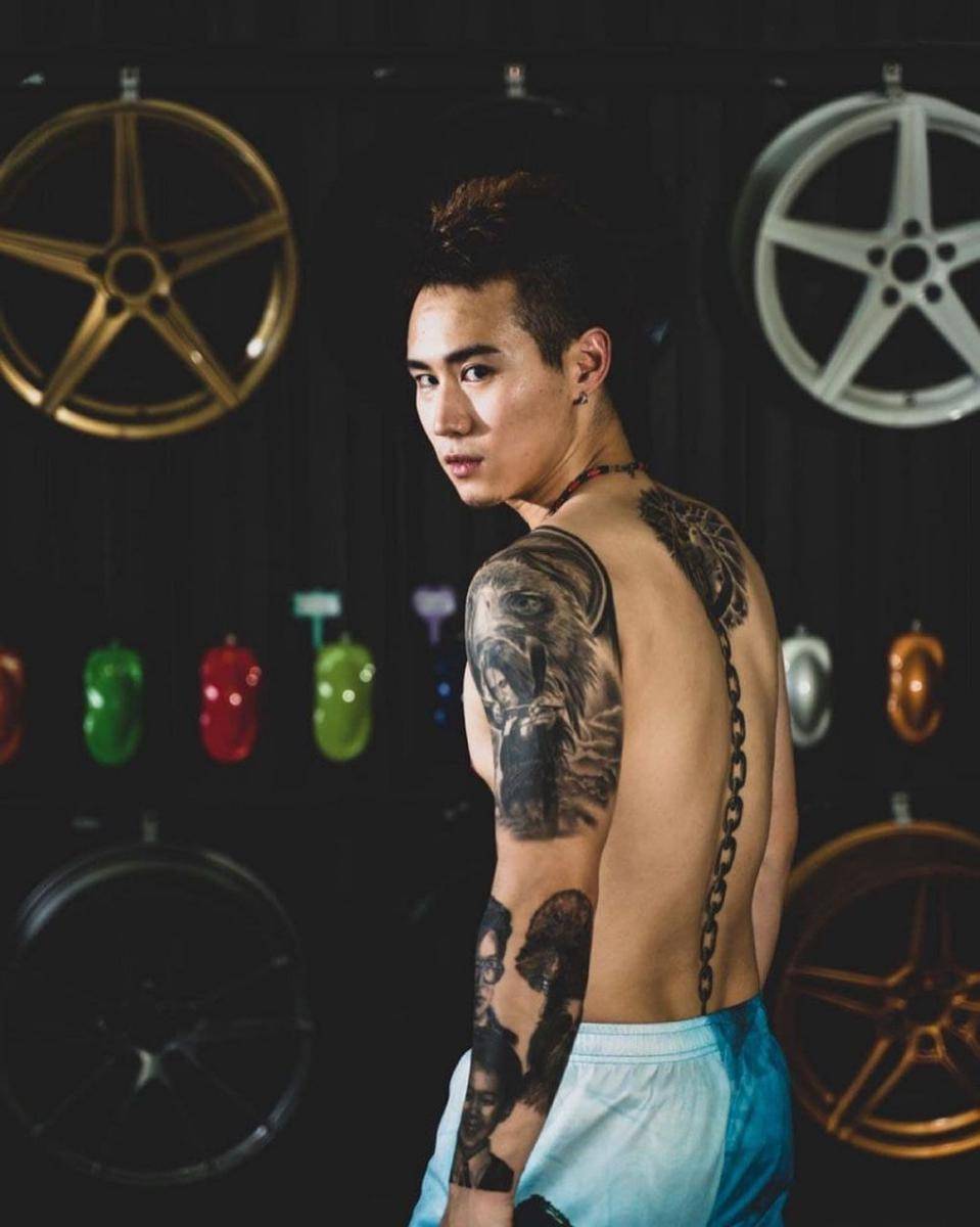 Yang Po Han memamerkan tato-tatonya. (instagram.com/yang_po_han940313)