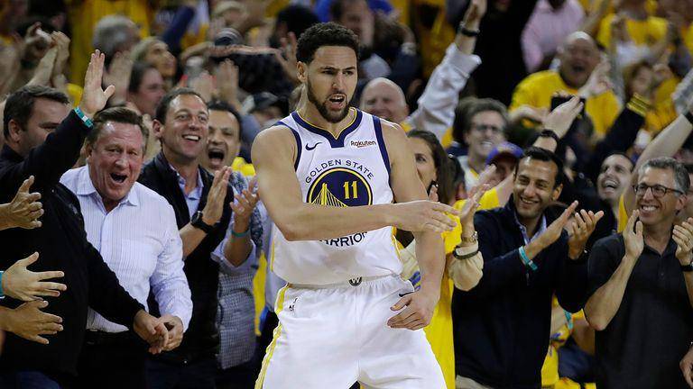 Klay Thompson melakukan selebrasi usai mencetak angka. (skysports.com)