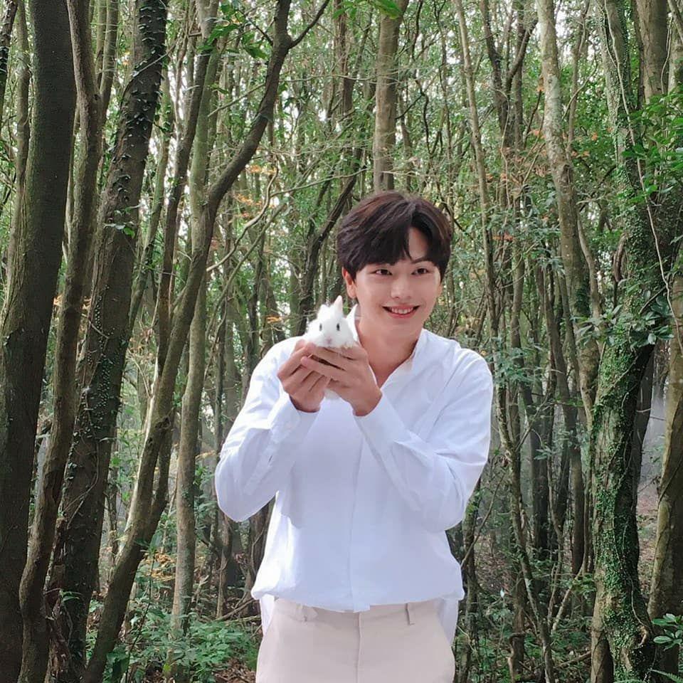Yook Sung Jae (instagram.com/yook_can_do_it)