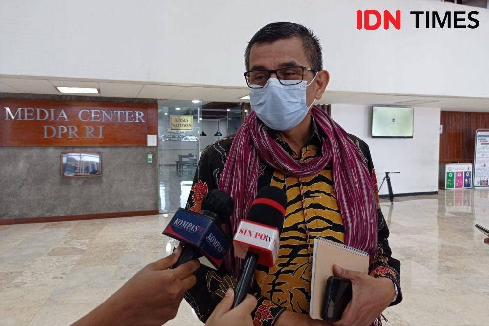 Ketua Dewan Kehormatan Demokrat, yang juga merupakan anggota DPR, Hinca Panjaitan di Kompleks Parlemen Jakarta, Jumat (26/11/2021). (IDN Times/Sachril Agustin)