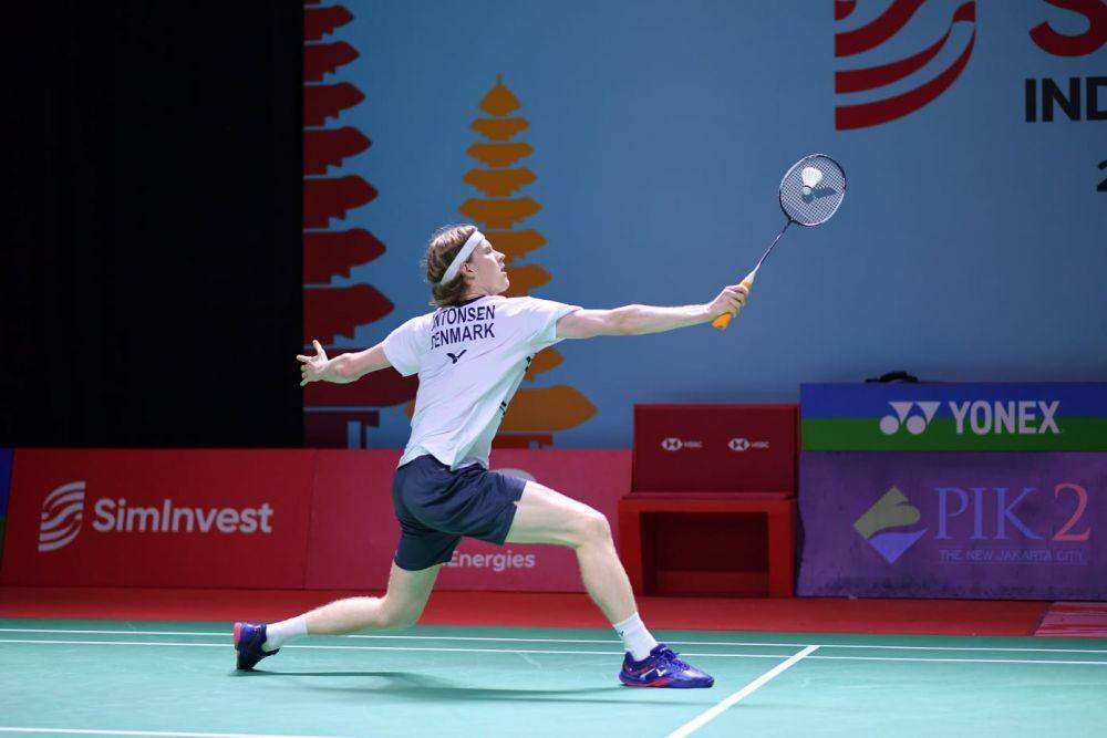 Tunggal putra Denmark, Anders Antonsen mundur dari babak perempat final Indonesia Open 2021. (dok. Humas PP PBSI Indonesia)