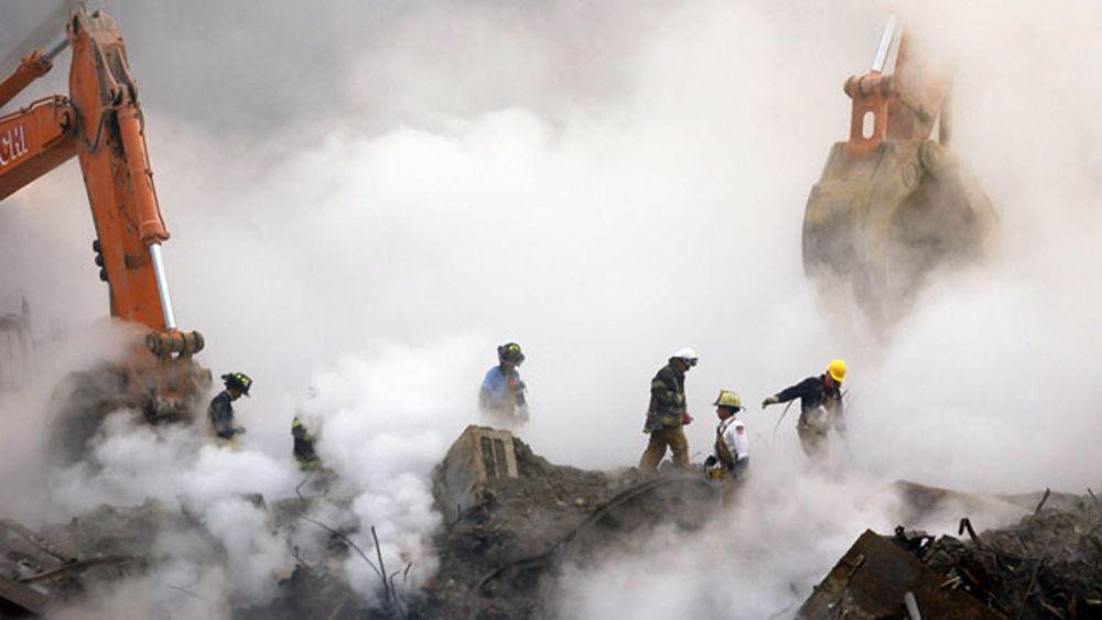Serangan di World Trade center pada 11 September 2001 melepaskan partikel beracun di sekitar lokasi yang menyebabkan banyak responden pertama mengembangkan berbagai penyakit serius termasuk penyakit pernapasan dan kanker. (foxnews.com/AP Photo)