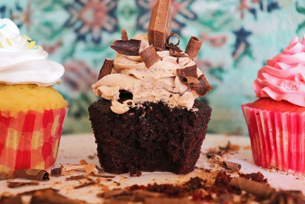 ilustrasi pocky cupcake (unsplash.com/Yonko Kilasi)