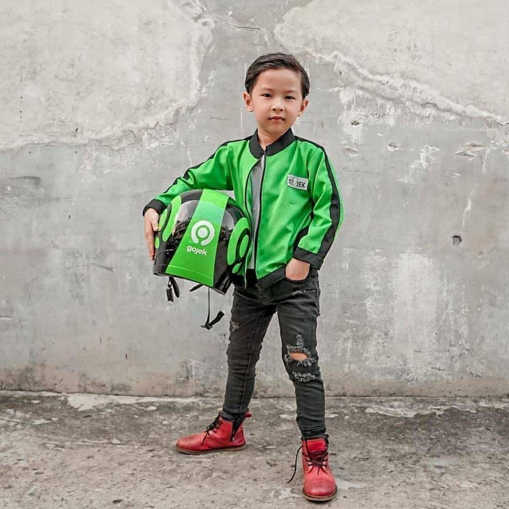 Bocah pakai jaket ojol. (instagram.com/ziza_bajuunik)