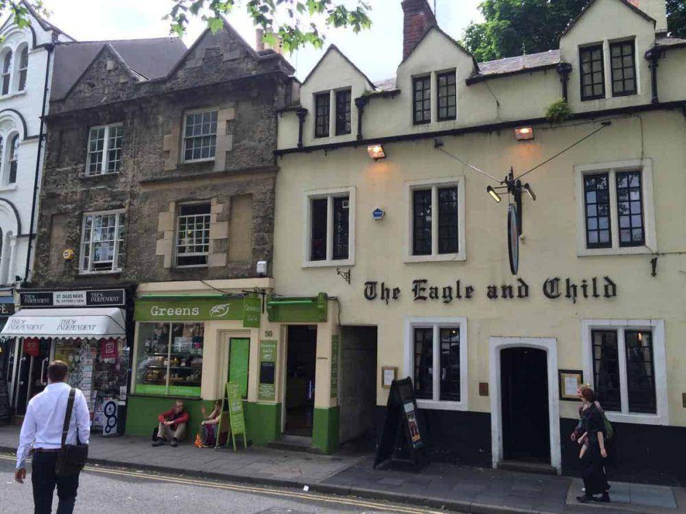 The Eagle and Child, Oxford, atau dijuluki sebagai 'Bird and Baby’' oleh The Inklings. (historycollection.com/Oxford Mail)