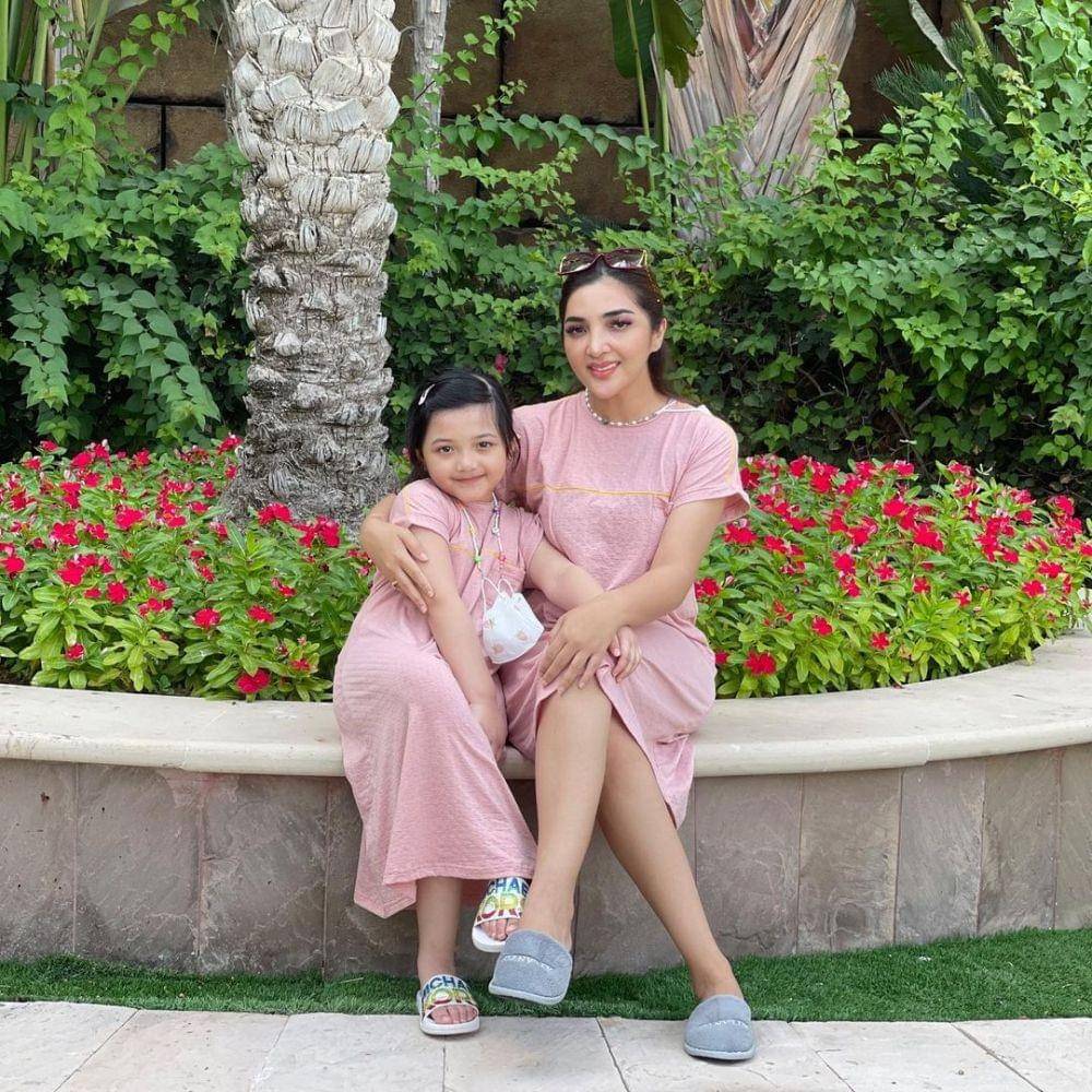 OOTD Kompak Ibu dan Anak ala Ashanty dan Arsy. (instagram,.com/ashanty_ash/)