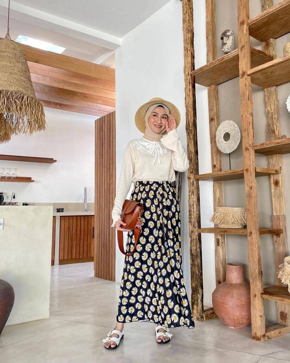Padu Padan Outfit Motif Timeless (instagram.com/inasrana)