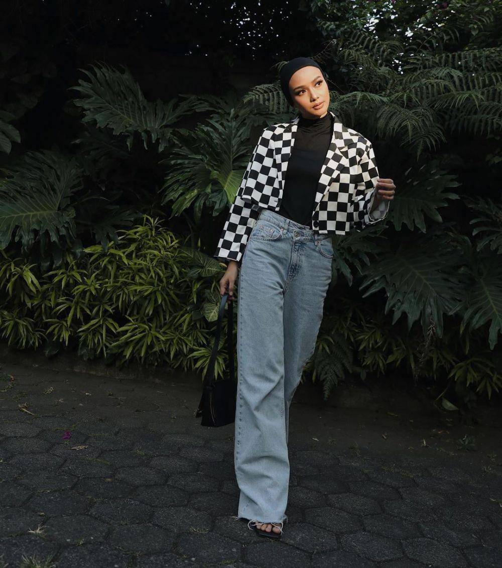 Padu Padan Outfit Motif Timeless (instagram.com/viratandia)