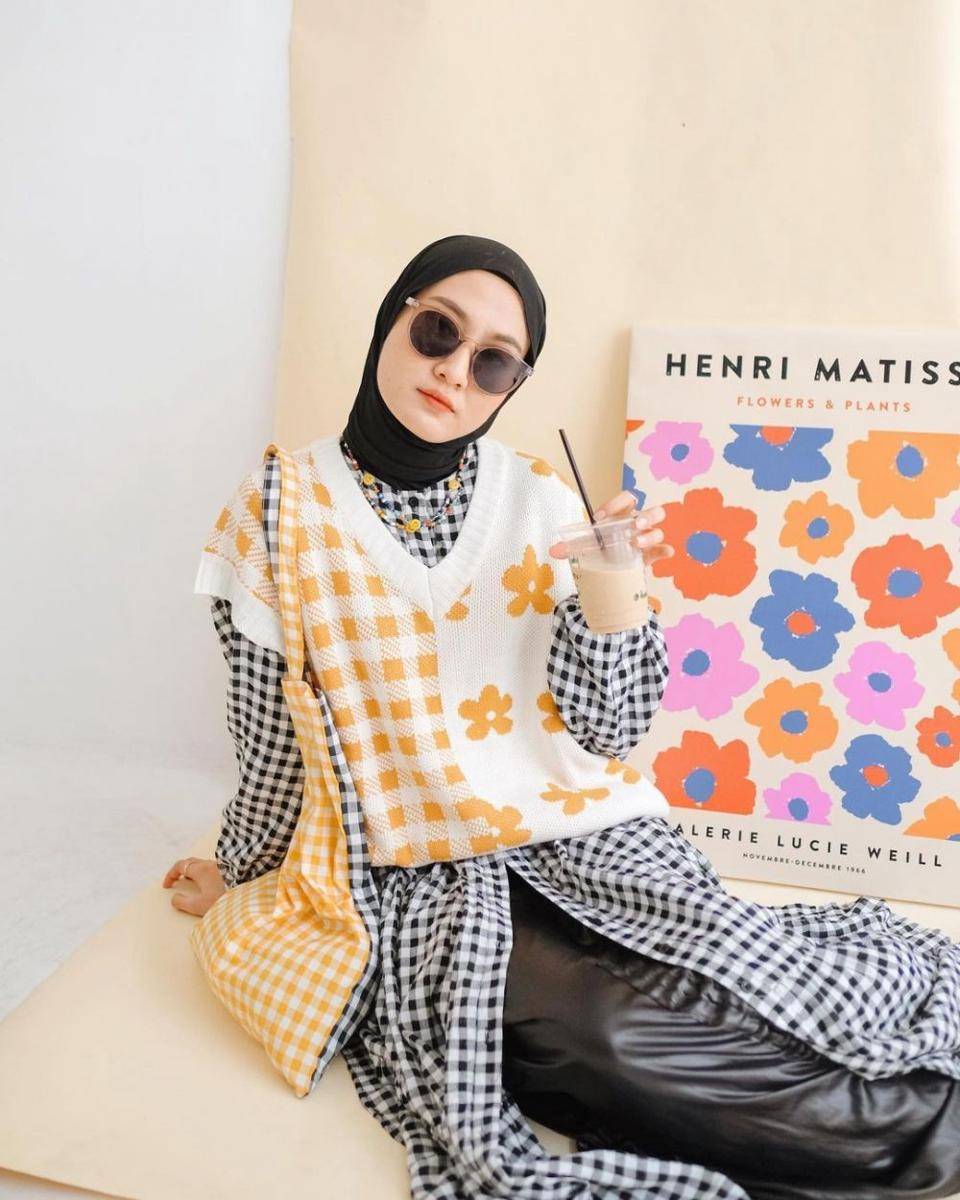 Padu Padan Outfit Motif Timeless (instagram.com/inasrana)