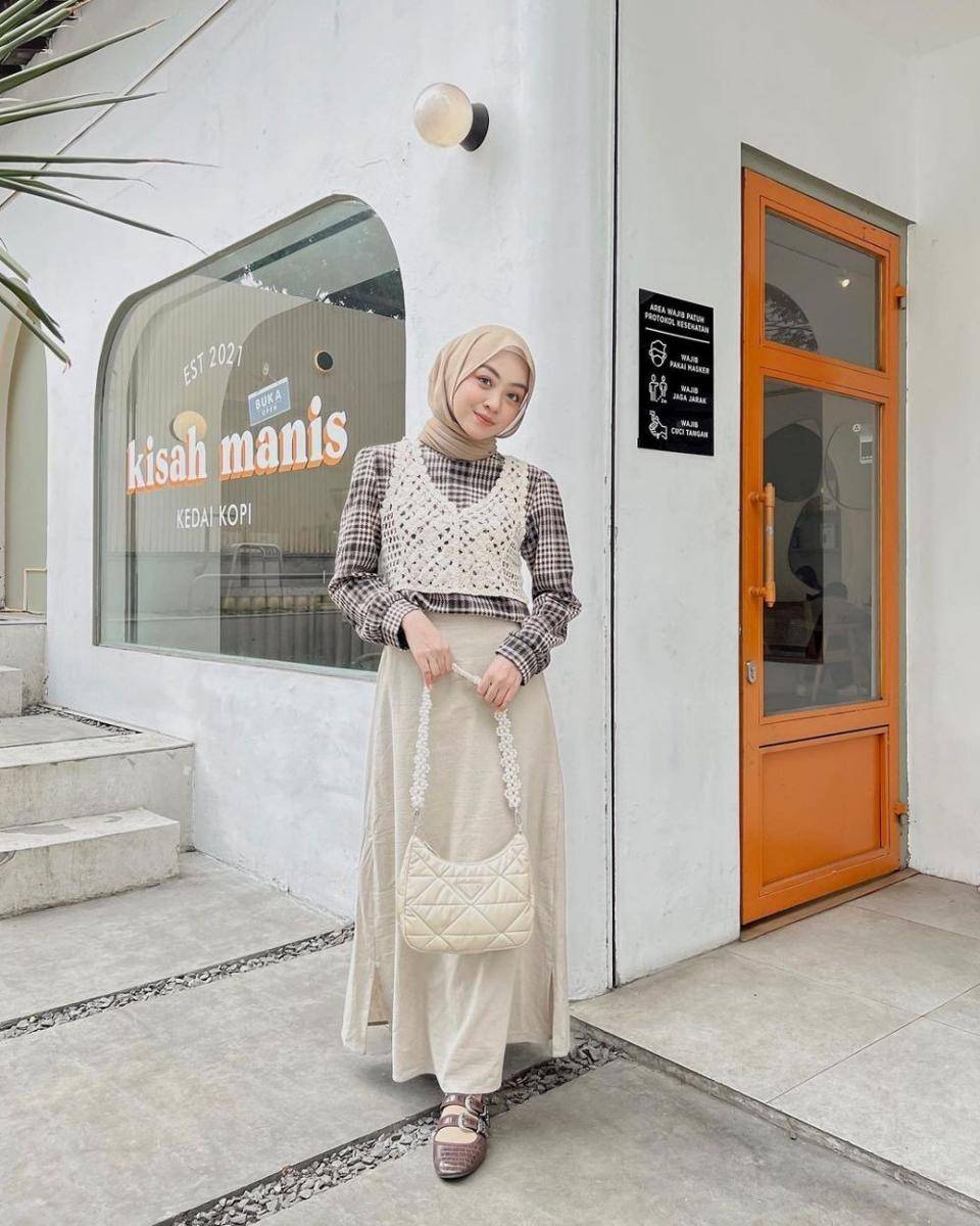 Padu Padan Outfit Motif Timeless (instagram.com/meiraniap)