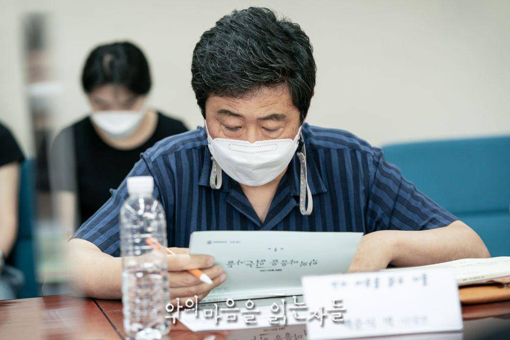 Lee Dae Yeon di pembacaan naskah Through The Darkness (programs.sbs.co.kr)