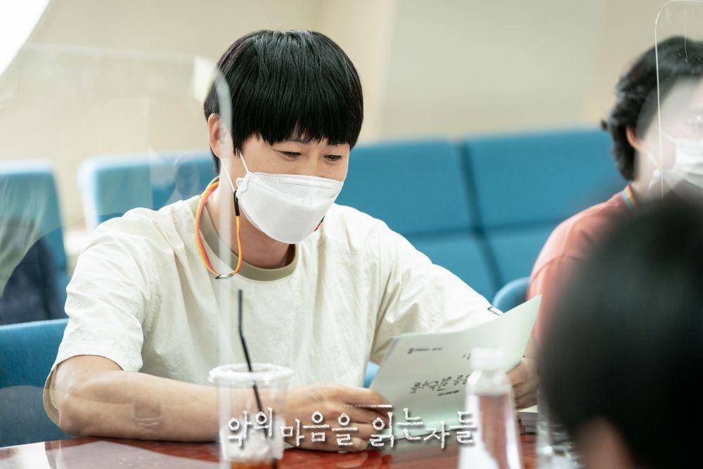 Jin Seon Kyu di pembacaan naskah Through The Darkness (programs.sbs.co.kr)