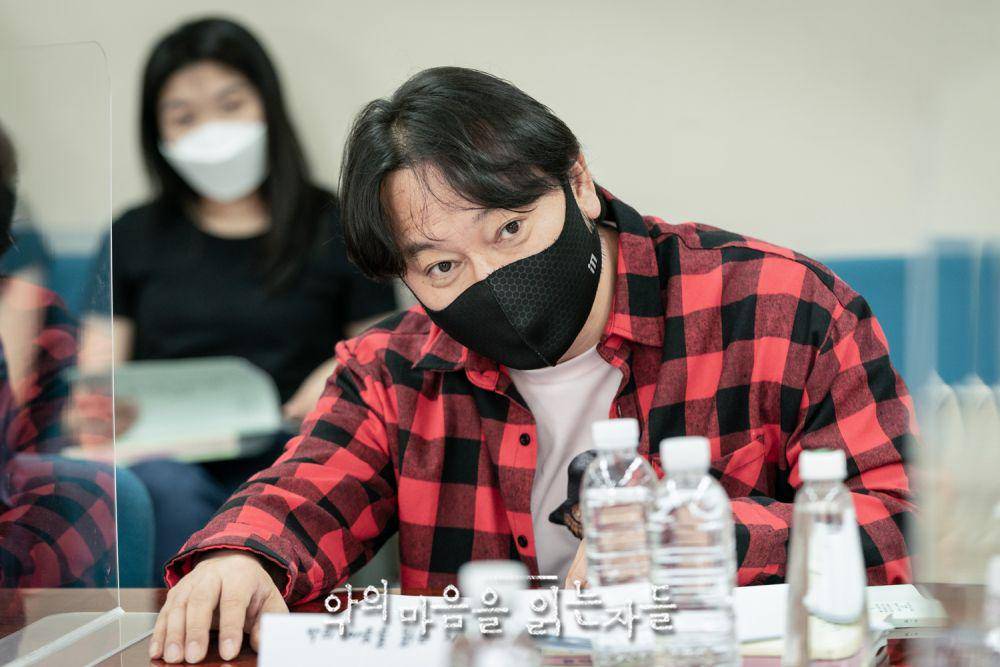 Jung Man Sik di pembacaan naskah Through The Darkness (programs.sbs.co.kr)