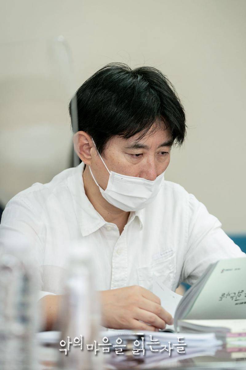 Kim Won Hae di pembacaan naskah Through The Darkness (programs.sbs.co.kr)