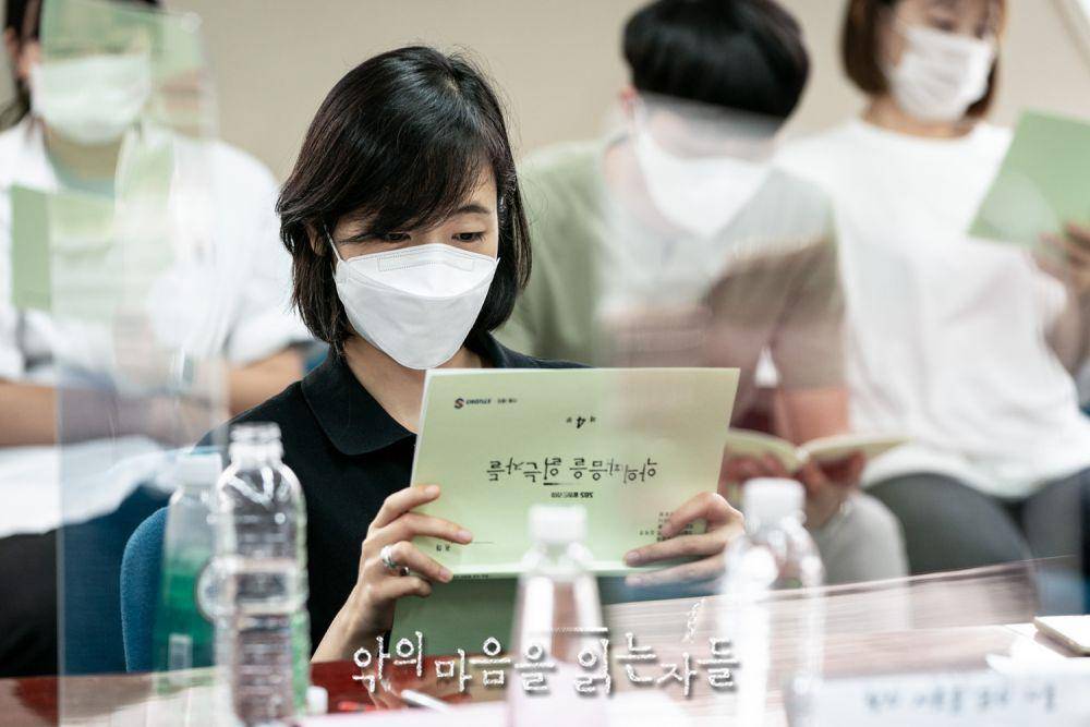 Gong Sung Ha di pembacaan naskah Through The Darkness (programs.sbs.co.kr)